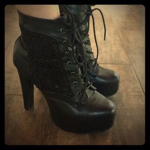 Women’s High Heeled Boot we believe size8